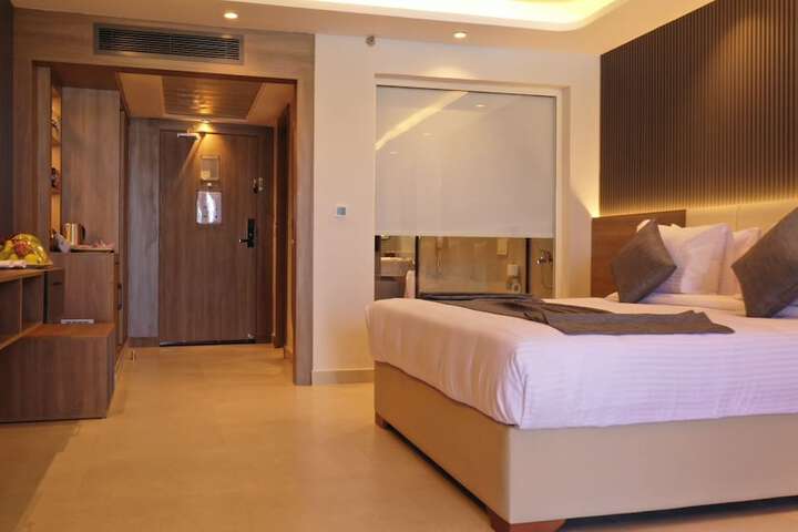 Room 4 of 63