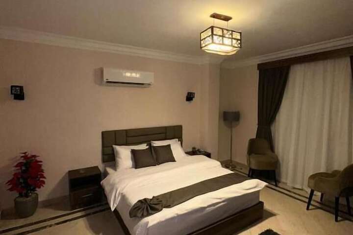 Room 12 of 125