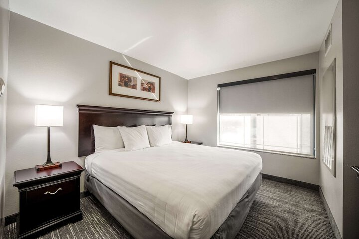 1 King Bed (6 of 47)