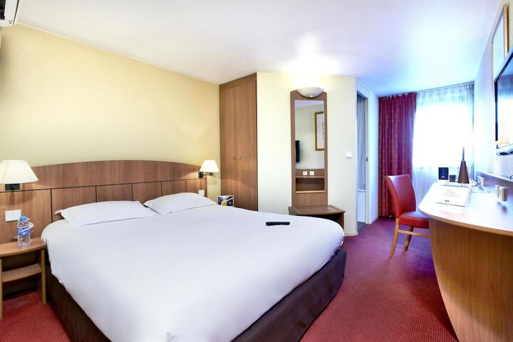 Room 6 of 28