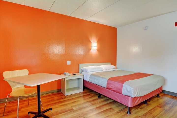 1 Queen Bed (9 of 16)