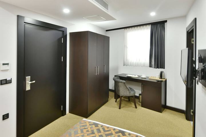 Room 11 of 102