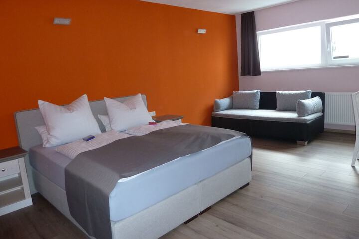 Room 5 of 82