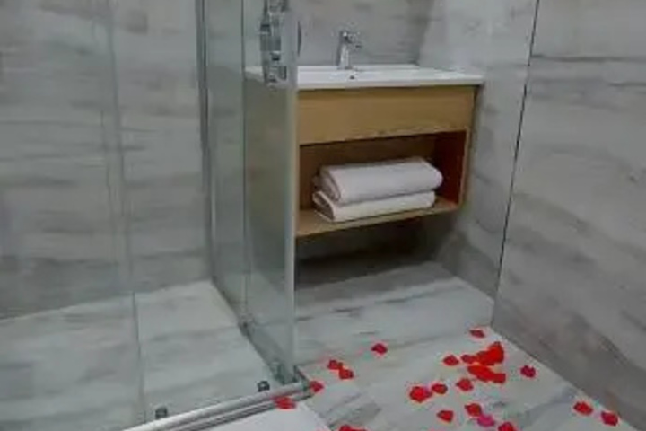 Room 5 of 16