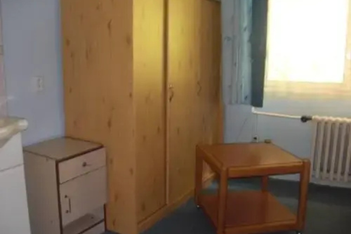 Room 6 of 8
