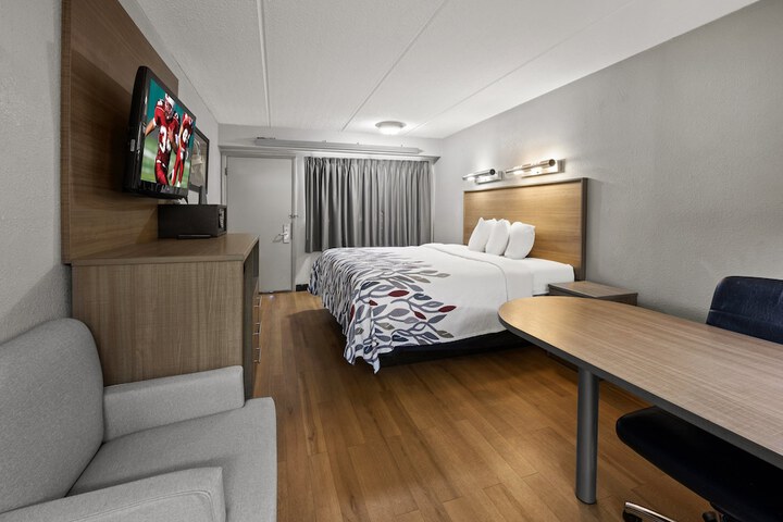 Deluxe King Bed Accessible (10 of 16)