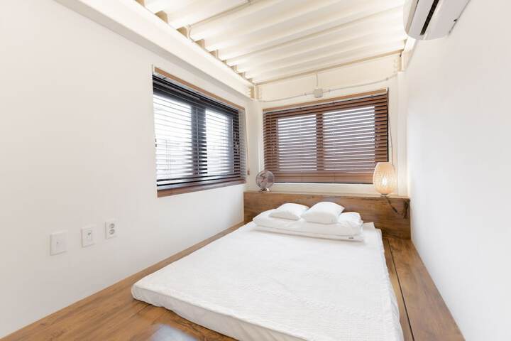 Room 9 of 43