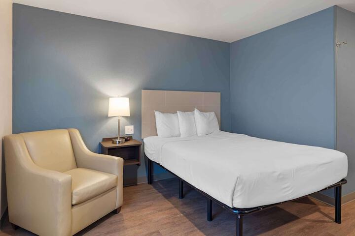 Studio Queen Bed (3 of 9)