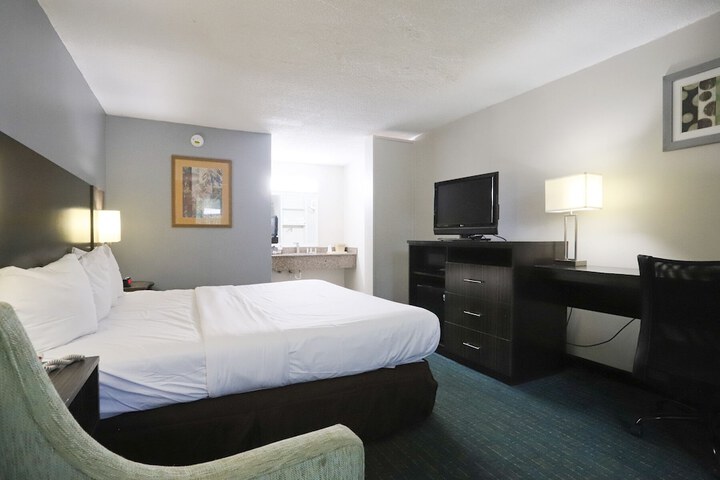 1 King Bed (2 of 4)