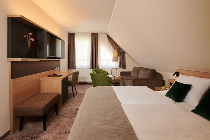 Room 8 of 33