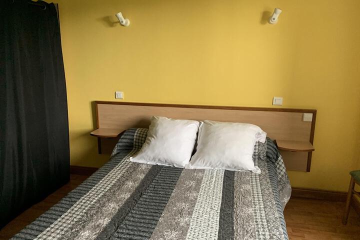 Room 13 of 33
