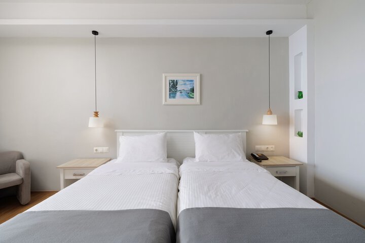 Room 12 of 208
