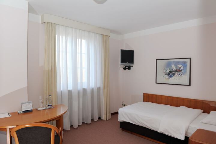 Room 6 of 68