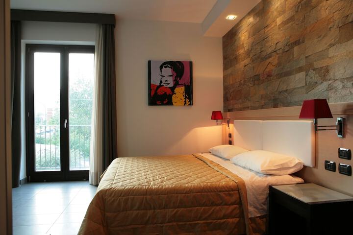 Room 3 of 65