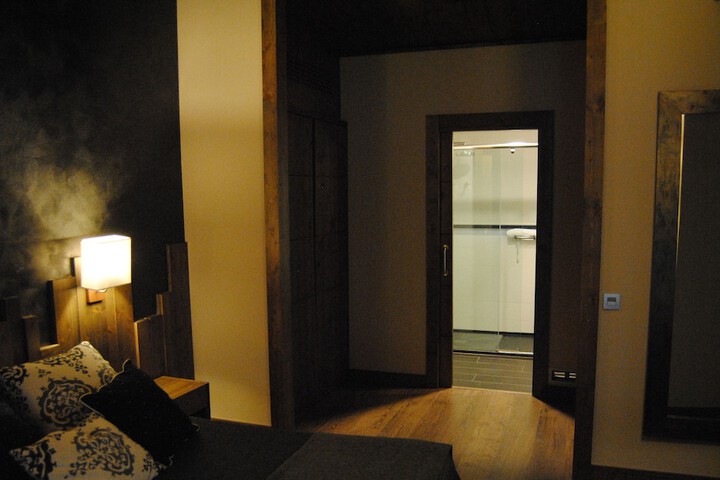 Room 17 of 76