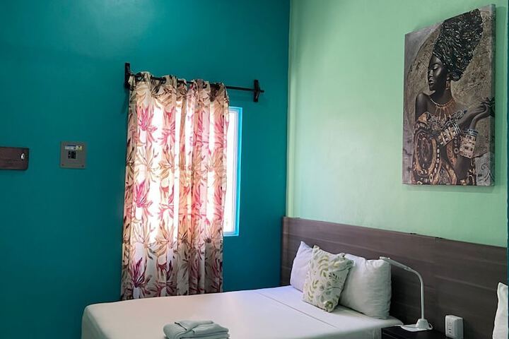 Room 13 of 33