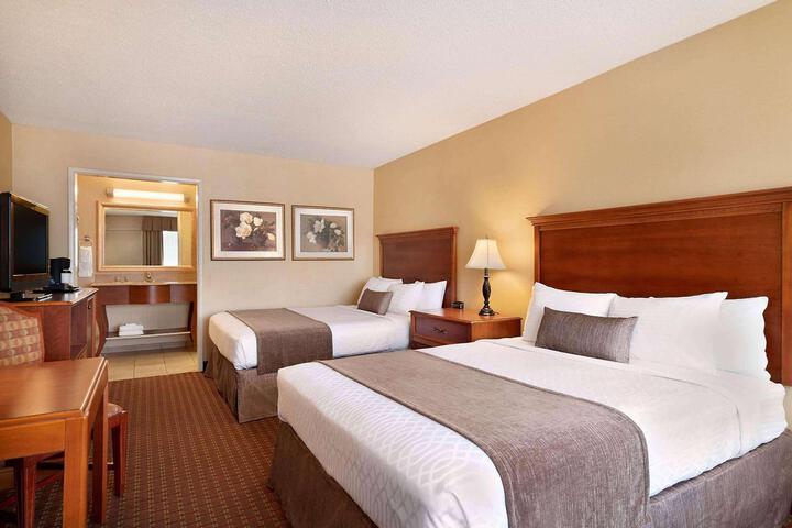 2 Queen Beds (2 of 5)
