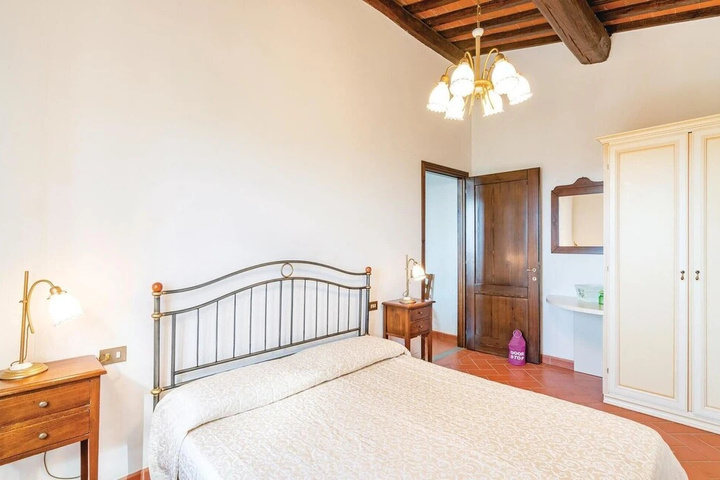 Room 4 of 10