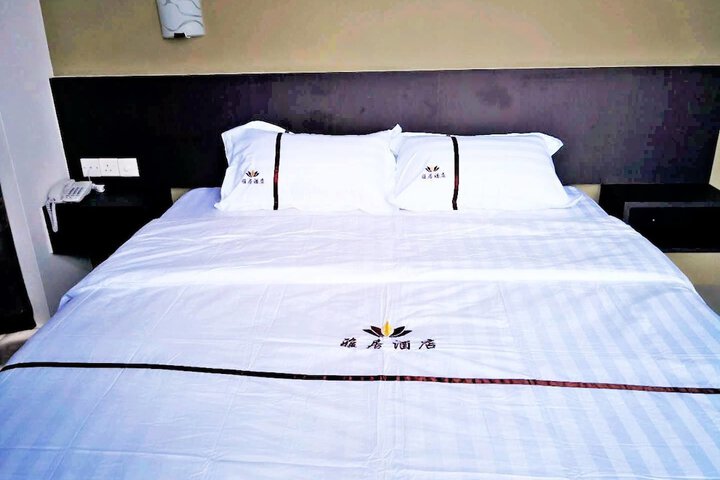 Room 4 of 33