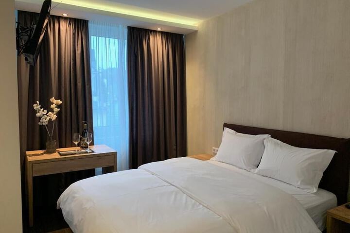 Room 6 of 16