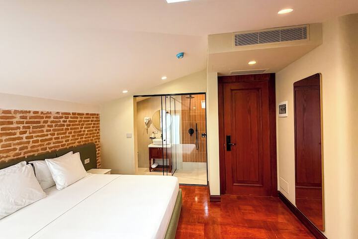 Room 32 of 96