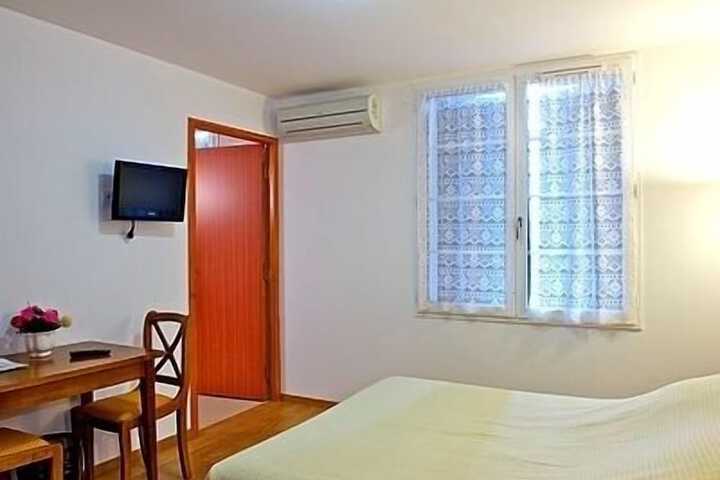 Room 8 of 61