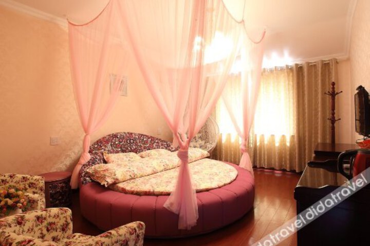 Louwailou Theme Inn