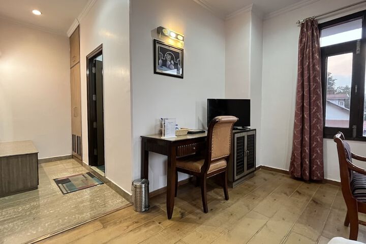 Room 8 of 18