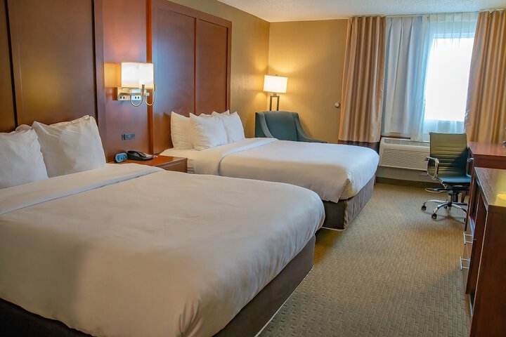 2 Queen Beds (10 of 20)