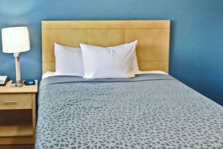 1 Queen Bed Efficiency (14 of 17)