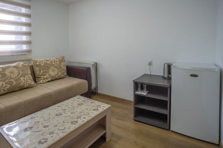 Room 6 of 13