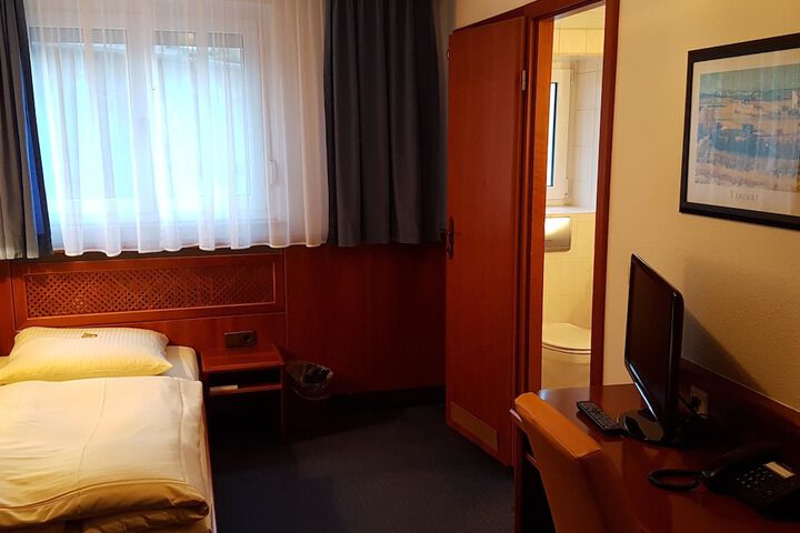 Room 10 of 31