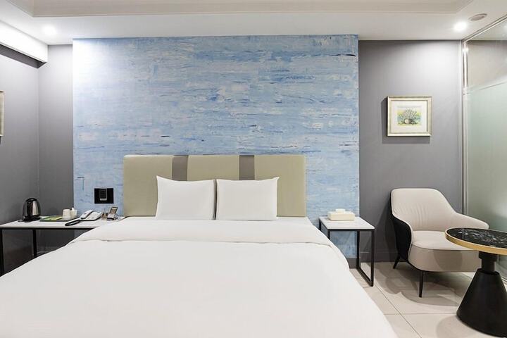 Room 4 of 90