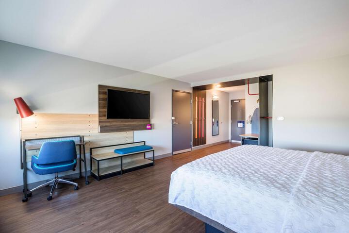 1 King Bed (5 of 12)