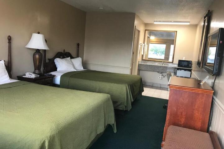 1 Queen Bed