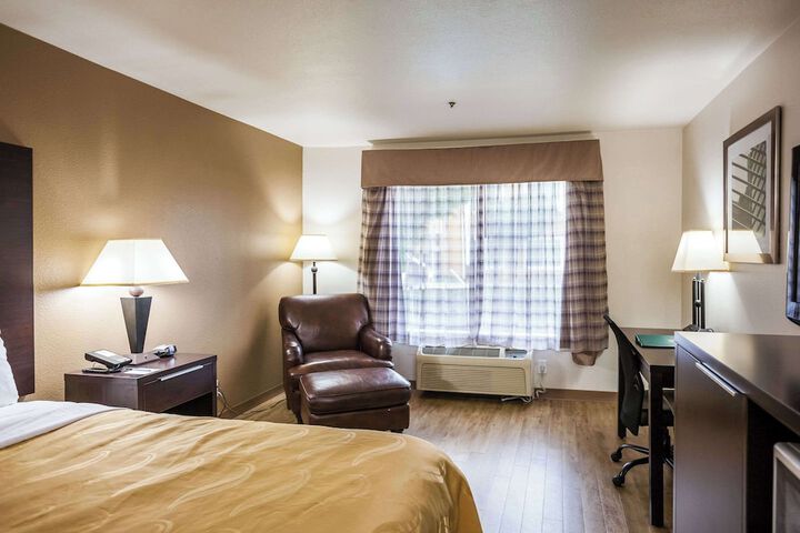 1 King Bed (11 of 11)