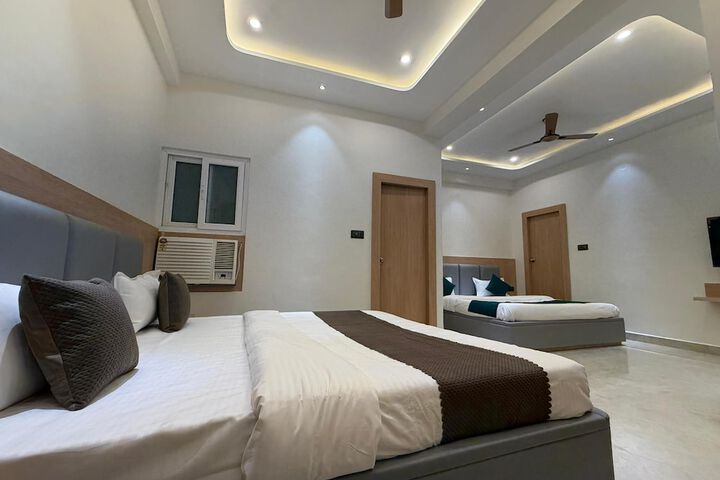 Room 13 of 16