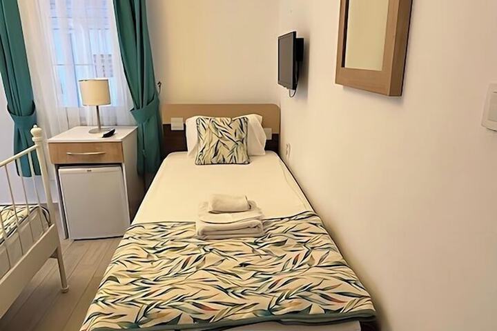 Room 17 of 33