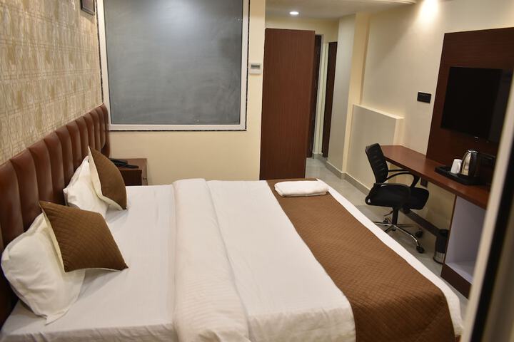 Room 5 of 10
