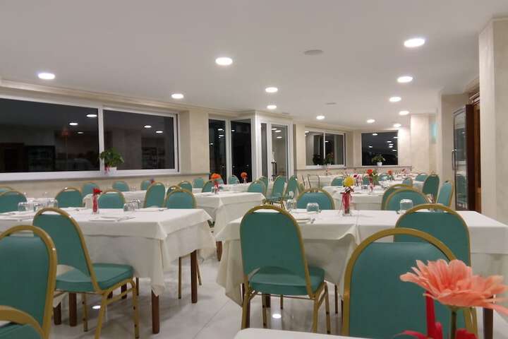 Dining 33 of 48