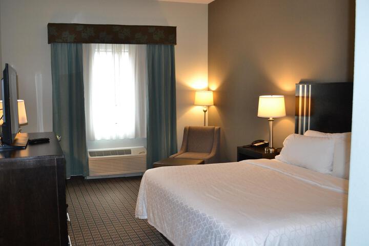 1 King Bed (8 of 8)
