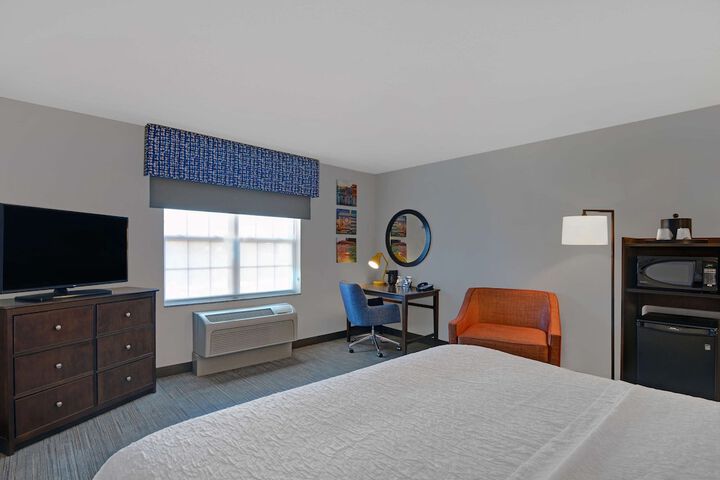 1 King Shower Only with Refrigerator, Microwave (18 of 18)