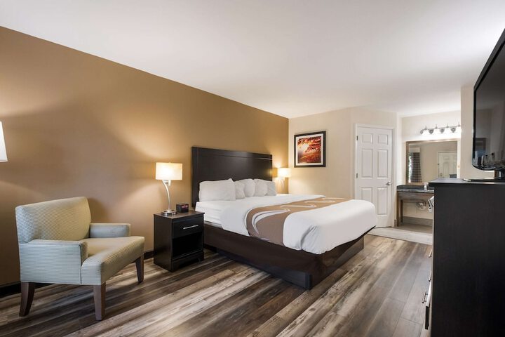 1 King Bed (8 of 13)