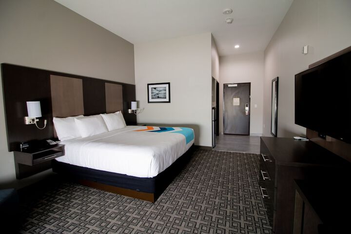 1 King Bed (5 of 9)