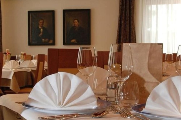 Dining 37 of 50
