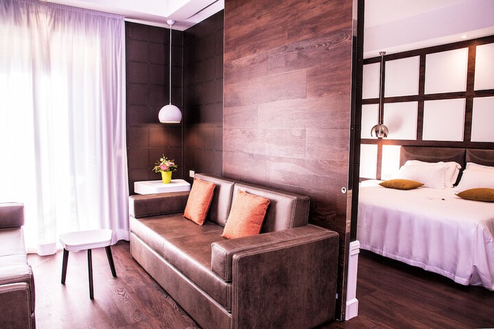 Room 32 of 48