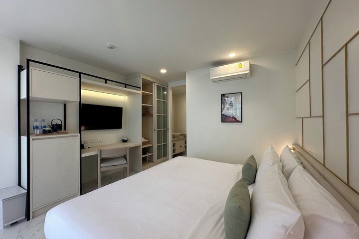 Room 6 of 33