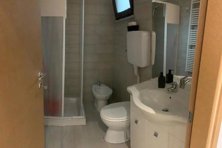 Room 7 of 16