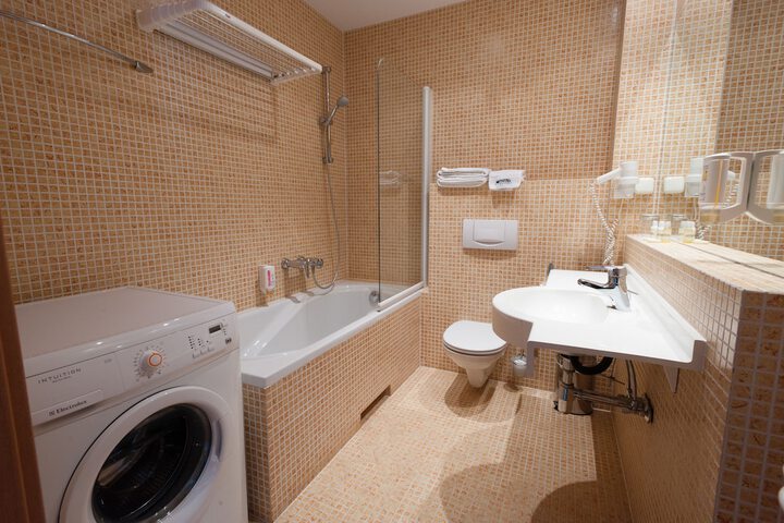 Room 102 of 180