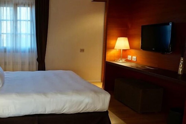 Room 5 of 52